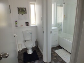 Appartement Confort, 1 chambre, vue montagne, rez-de-chaussée | Salle de bain