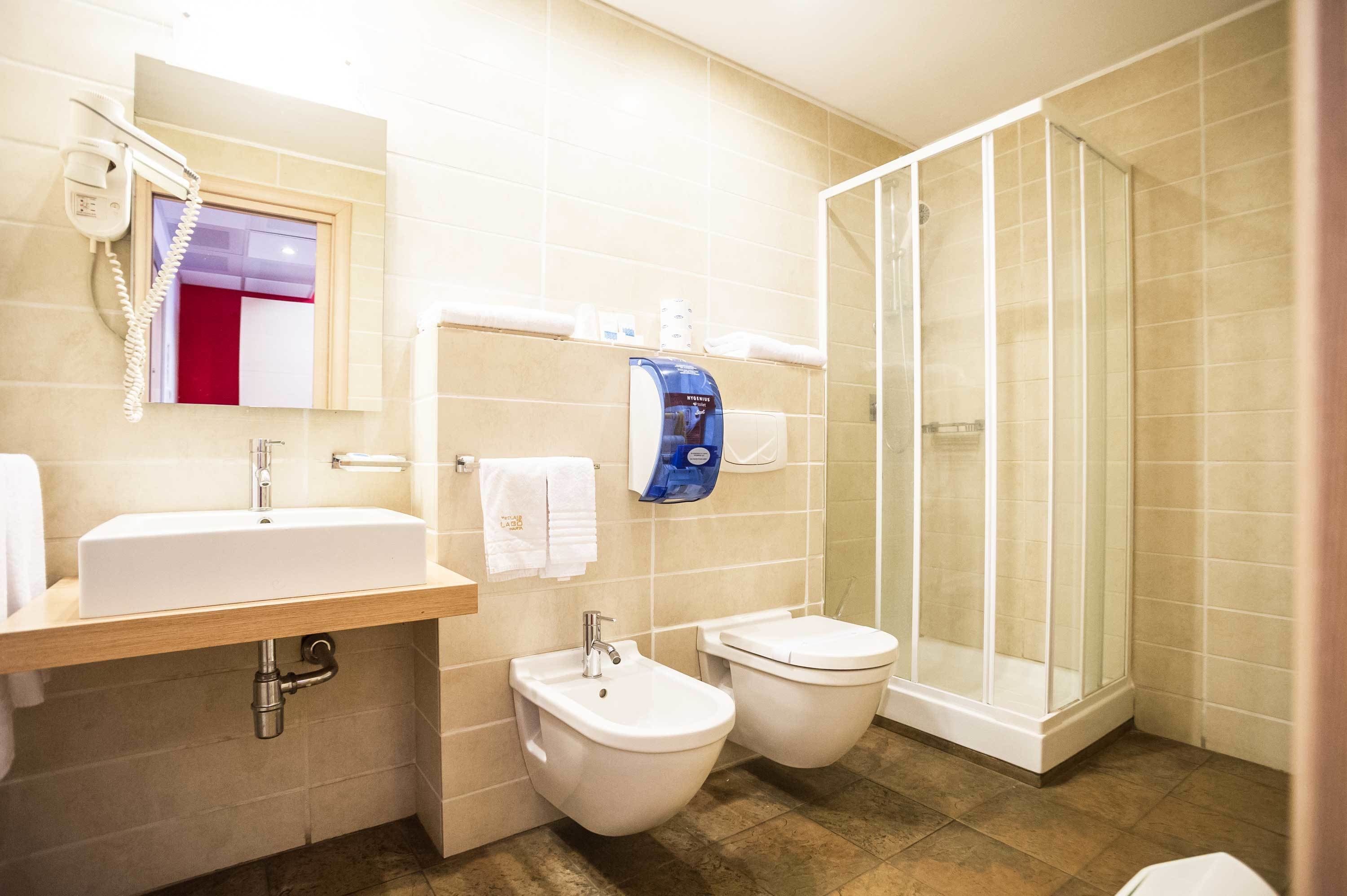 double room | bathroom | shower, free toiletries, hair dryer, towels