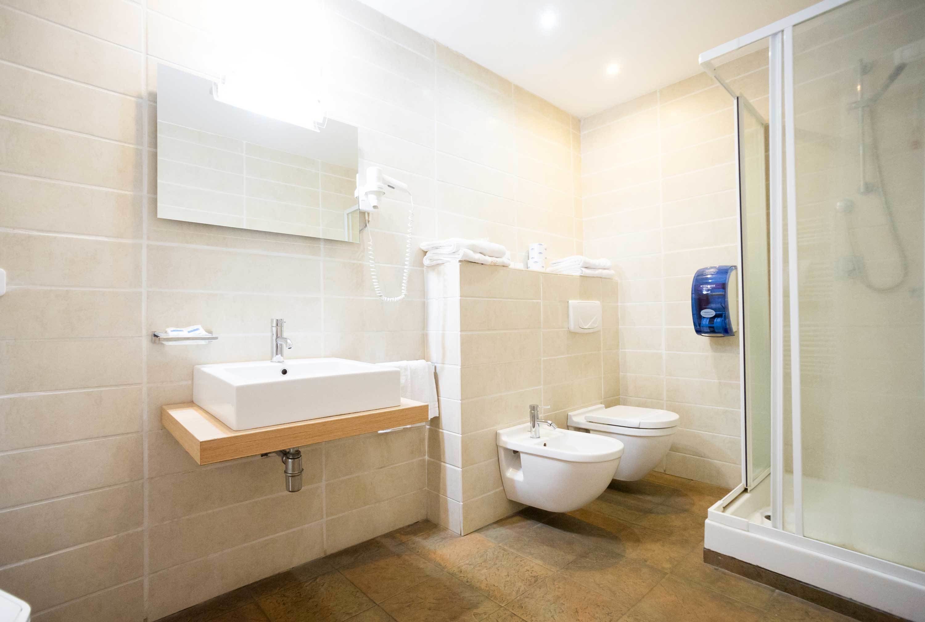 double room | bathroom | shower, free toiletries, hair dryer, towels