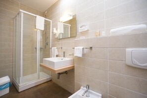 Twin Room | Bathroom