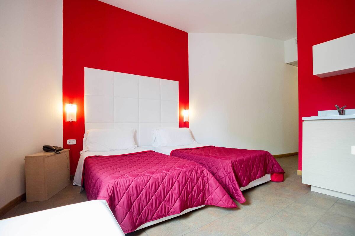 Twin Room | In-room safe, desk, blackout curtains, free WiFi