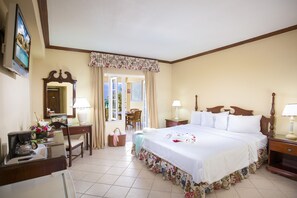 Rom – standard, 1 kingsize-seng, hageutsikt | Safe på rommet, skrivebord, strykejern/-brett og barnesenger (inkludert)