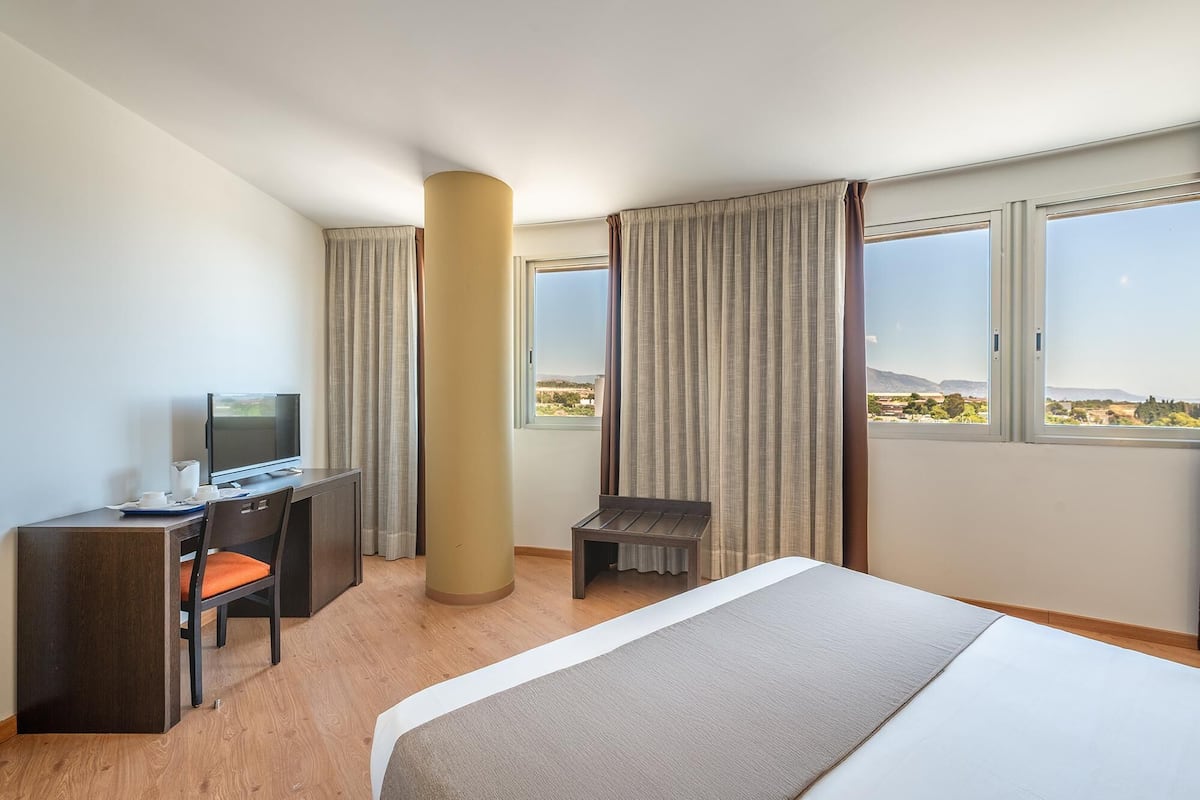 Memory foam beds, minibar, desk, free WiFi