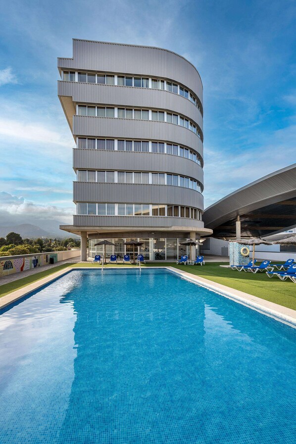 Outdoor pool, sun loungers