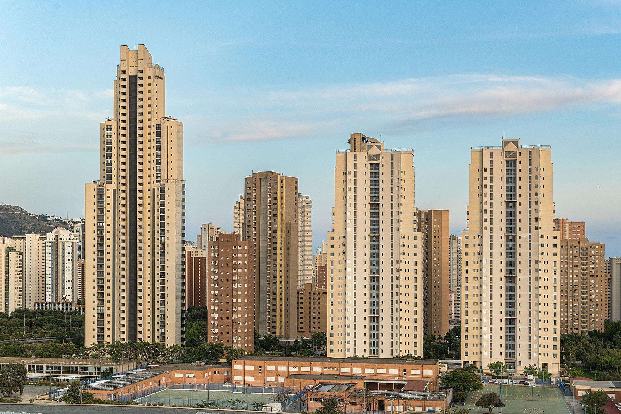 Un ensemble d’immeubles résidentiels de grande hauteur, dotés de plusieurs étages, qui font probablement partie d’un complexe résidentiel.