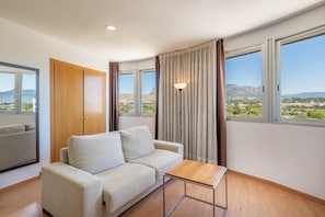 Memory foam beds, minibar, desk, free WiFi