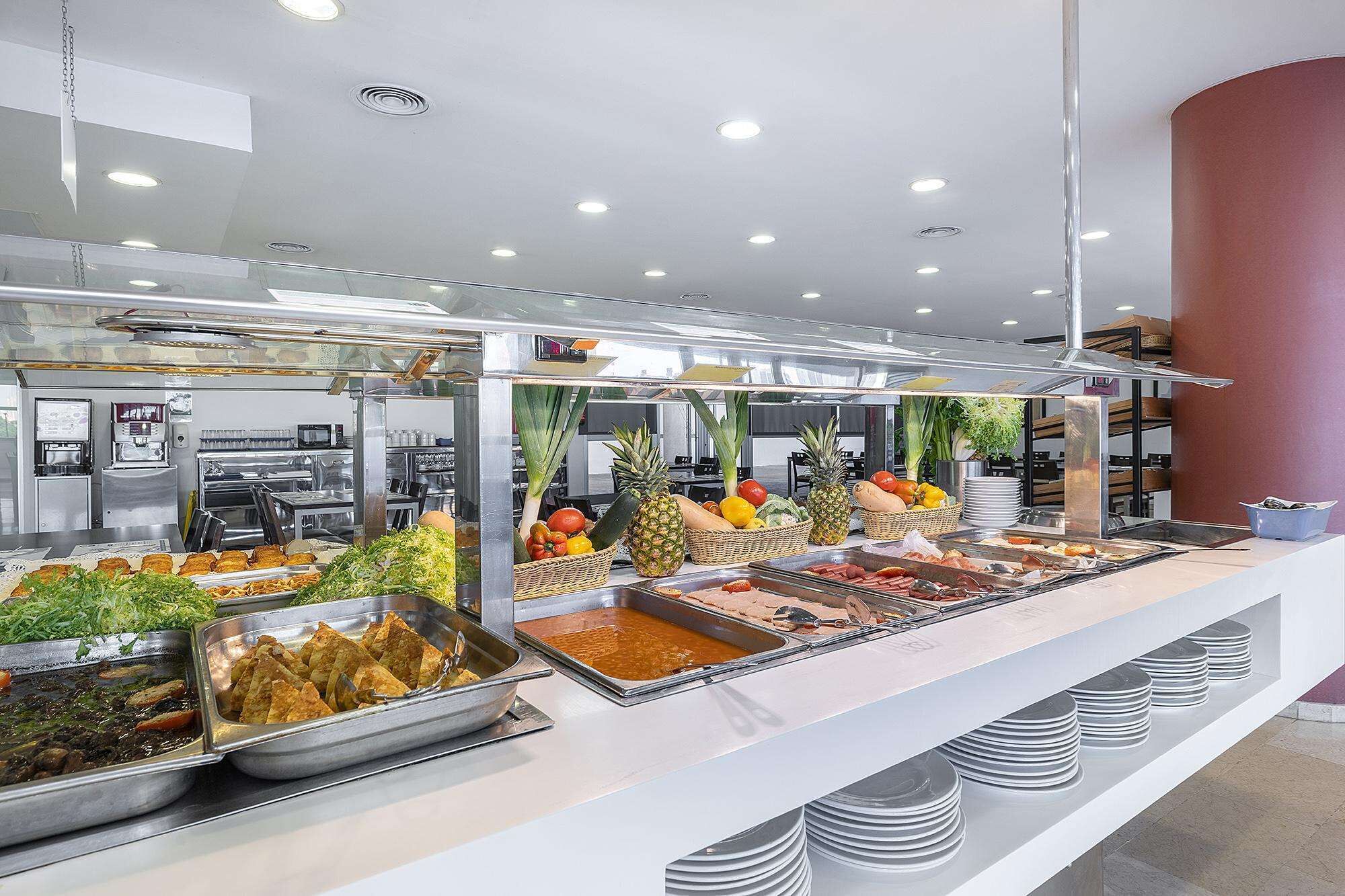 Een buffet met diverse gerechten en een koffieapparaat.