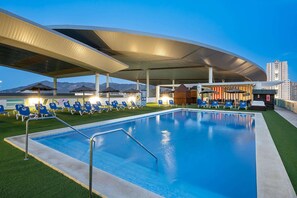 Outdoor pool, pool loungers - Hotel La Estacion (Benidorm)