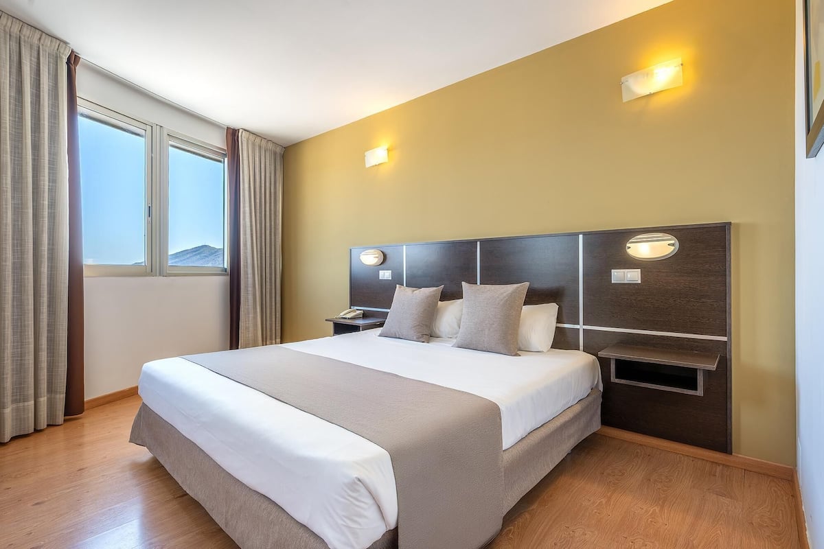 Memory foam beds, minibar, desk, free WiFi