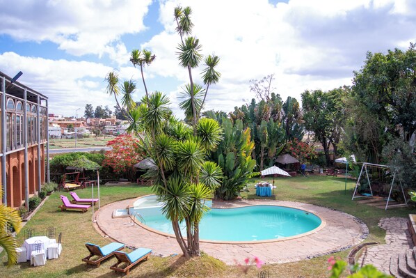 Outdoor pool, pool loungers - La Résidence d'Ankerana (Antananarivo)