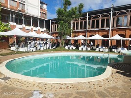 Piscine extérieure, chaises longues