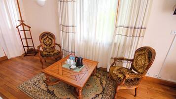 Phòng đôi Superior | Khu phòng khách | TV, banh bàn, bàn bóng bàn