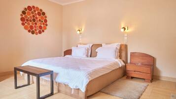 Studio Superior | Trang trí khác biệt, trang bị nội thất với thiết kế riêng biệt, bàn