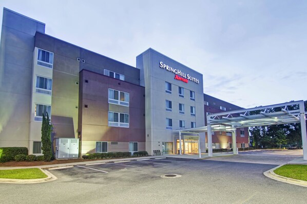 A hotel with a modern design, featuring a prominent entrance and a covered walkway. - SpringHill Suites Tallahassee Central (Tallahassee)