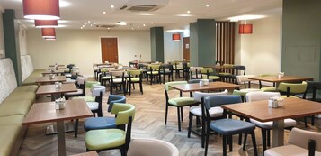 Café da manhã com buffet grátis todos os dias