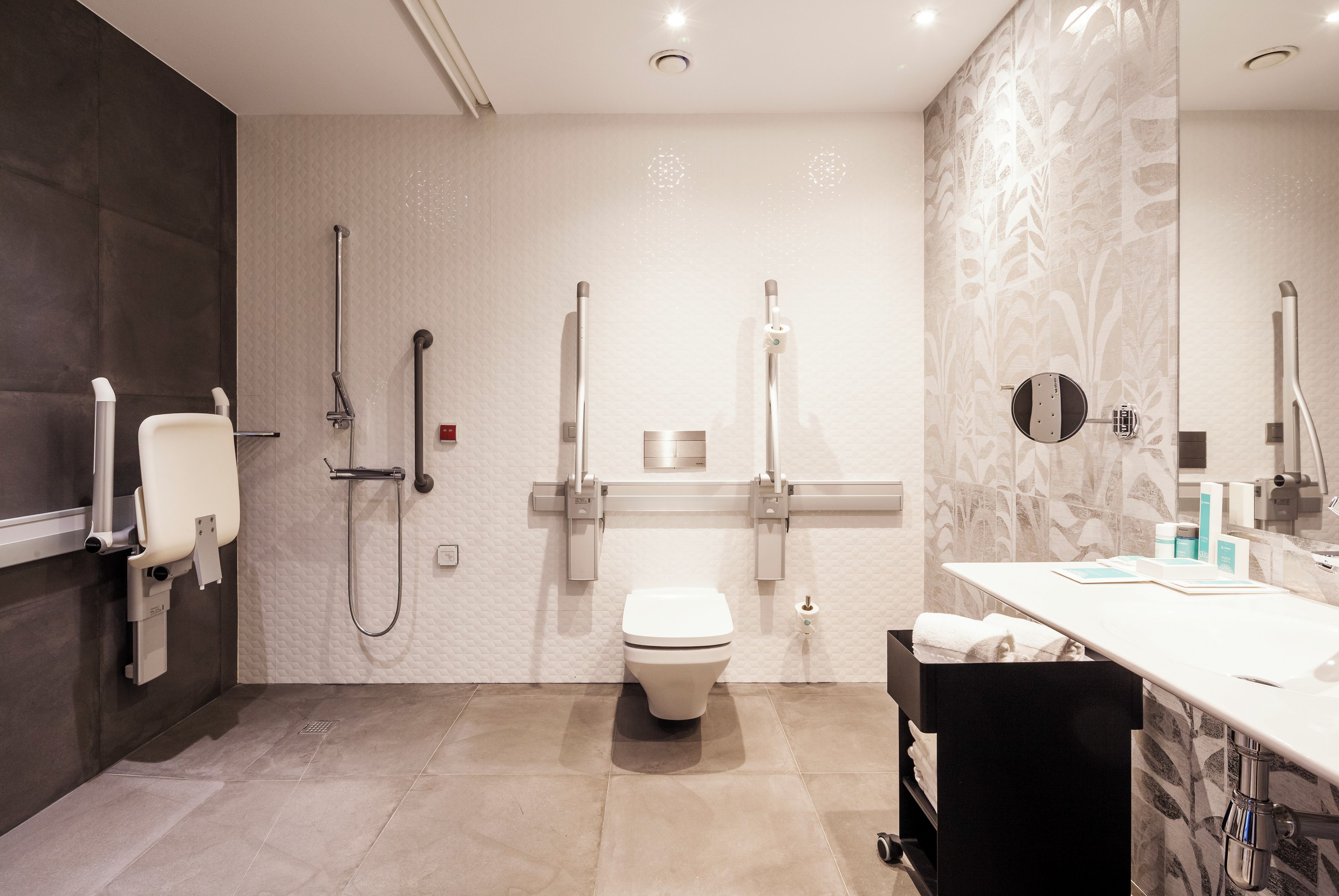 Un baño moderno con inodoro, bidé y ducha.