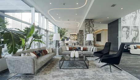 Lobby sitting area. Hotel ILUNION Atrium