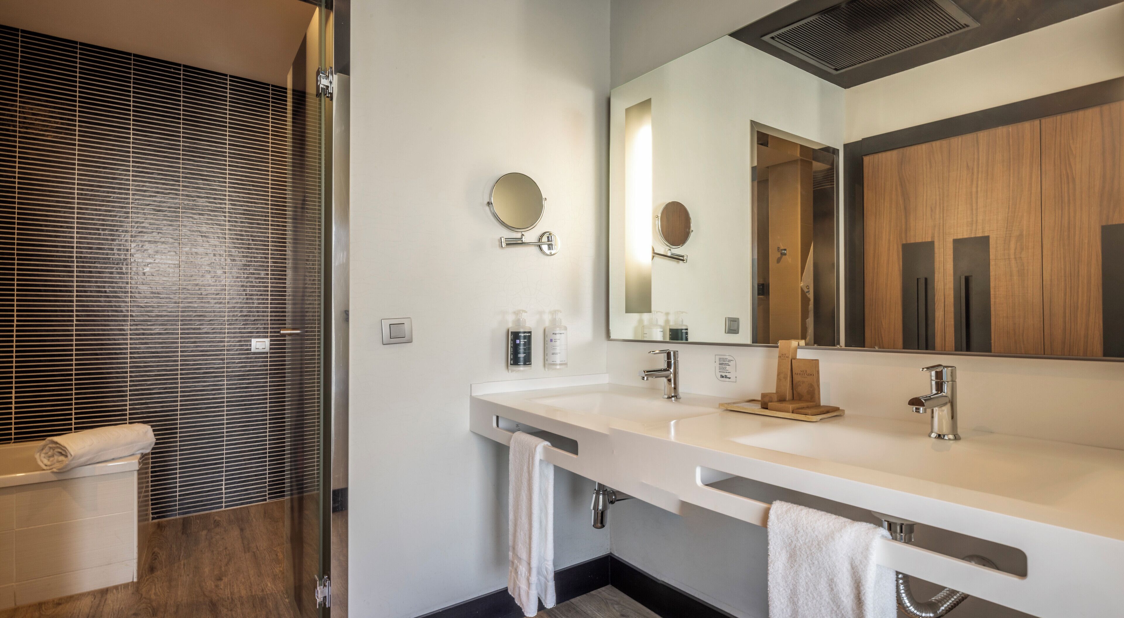 superior double room, terrace | bathroom | combined shower/bathtub, deep-soaking bathtub, eco-friendly toiletries