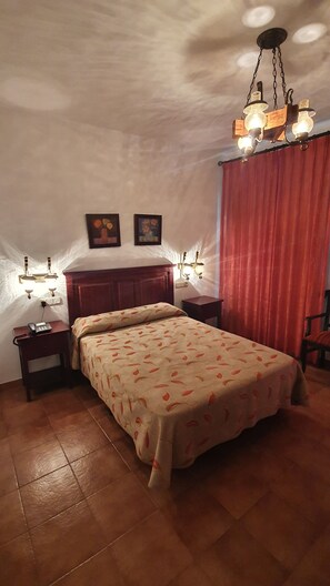 In-room safe, desk, blackout drapes, free cribs/infant beds - Hotel Coso Viejo (Antequera)