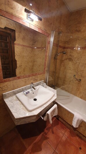 Bañera, artículos de higiene personal gratuitos, secador de pelo y bidé