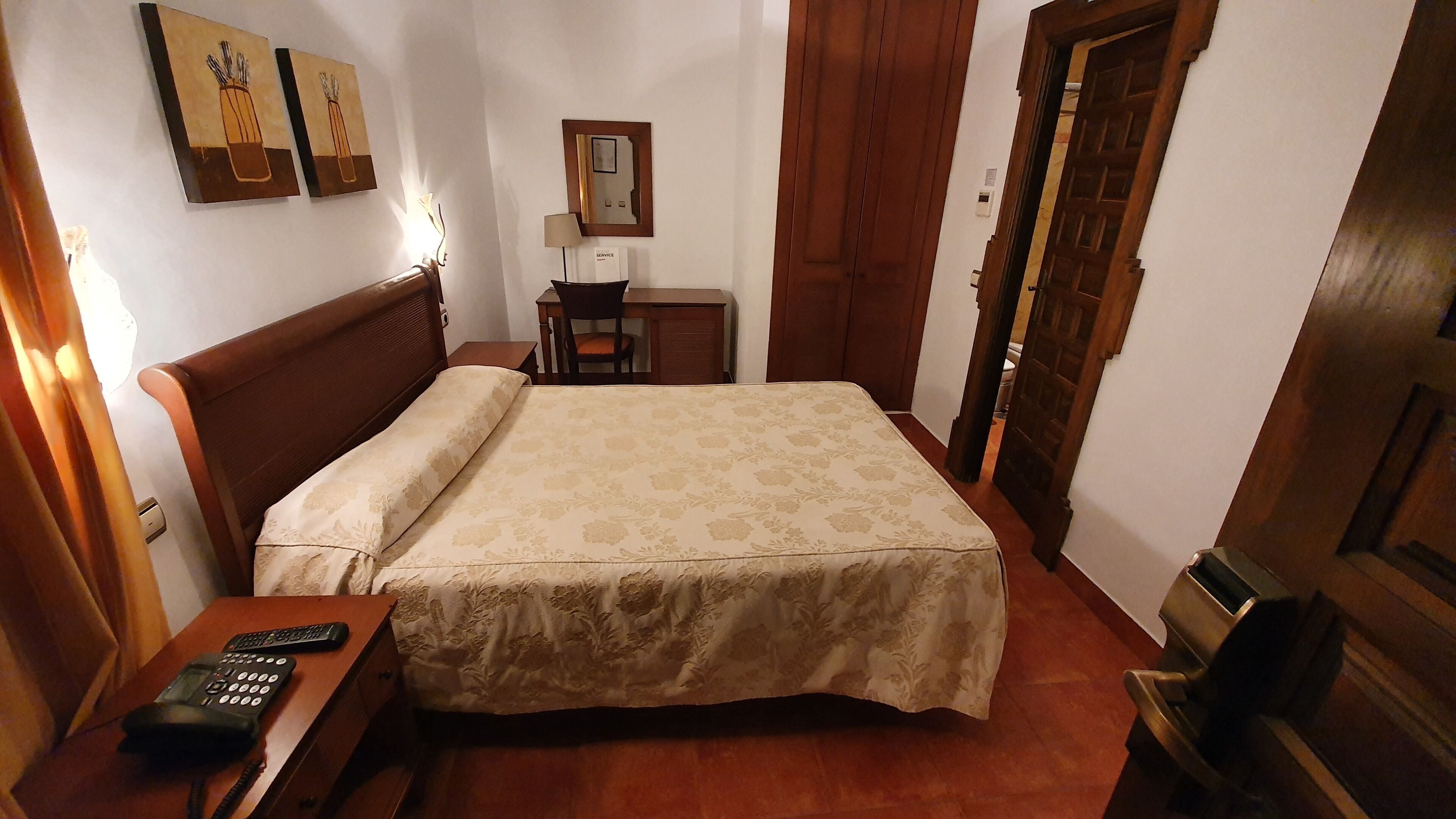 Caja de seguridad en la habitación, escritorio y cortinas blackout 