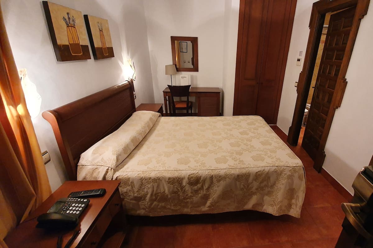 Caja fuerte, escritorio, cortinas opacas y cunas gratuitas