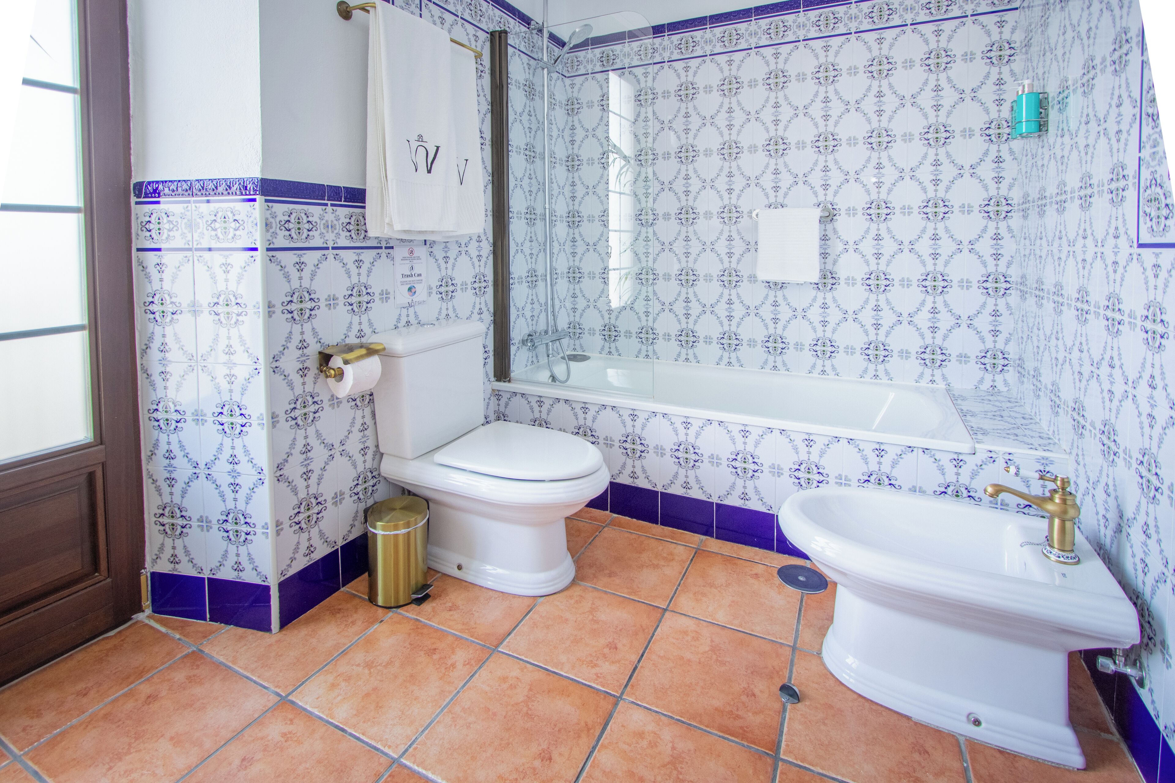 Un baño con inodoro, lavamanos y bañera.
