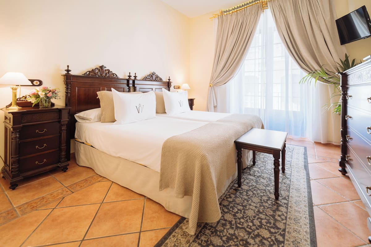 1 bedroom, minibar, iron/ironing board, free WiFi