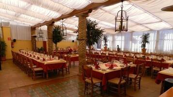 Serviço de café da manhã, culinária espanhola, restaurante ao ar livre