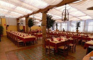 Petit déjeuner et déjeuner servis sur place, restauration en plein air 