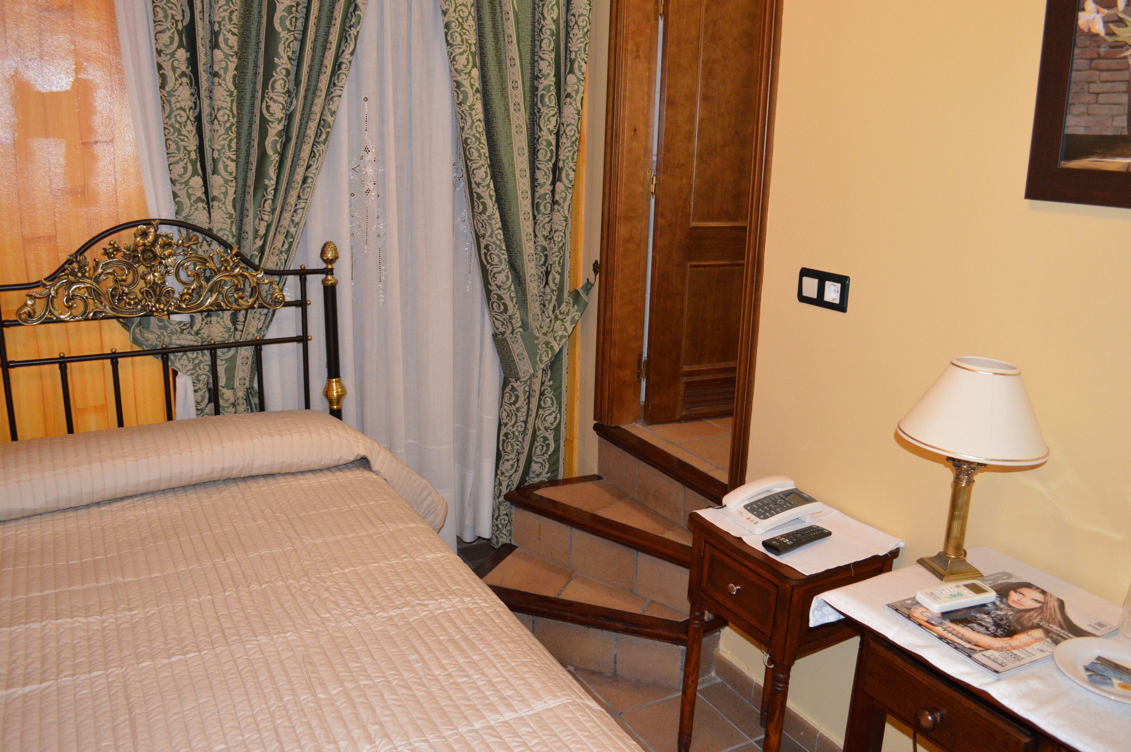 single room | minibar, in-room safe, desk, blackout curtains