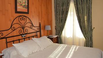 Quarto casal | 1 quarto, frigobar, cofres nos quartos, escrivaninha