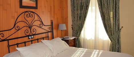 1 chambre, minibar, coffres-forts dans les chambres, bureau