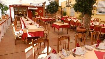 Ofereix taules a l'aire lliure i s'hi serveixen esmorzars i dinars