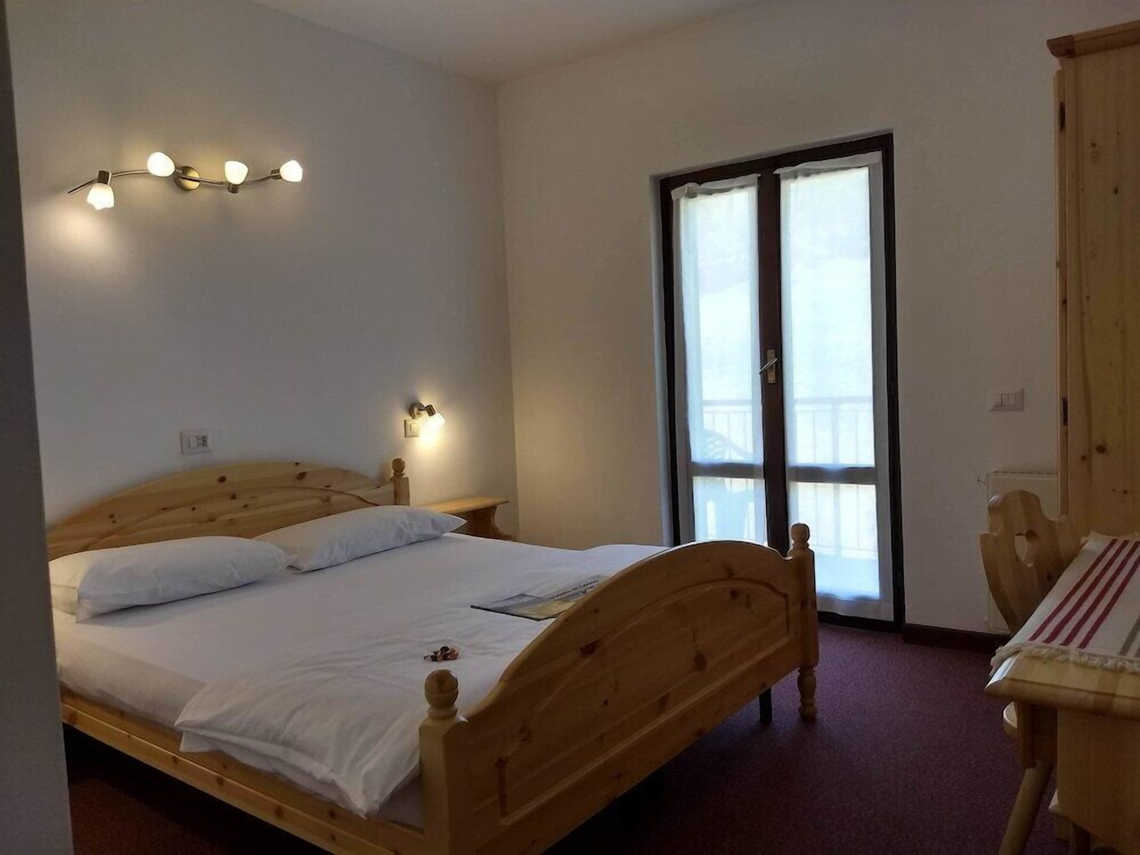 Edredón, escritorio, wifi gratis y ropa de cama 