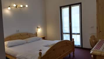 Donsdekens, een bureau, gratis wifi, beddengoed