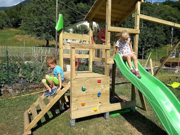 Children's play area - outdoor - Hotel Ristorante Sassi Rossi (Crandola Valsassina)