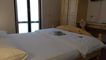 Down duvets, desk, free WiFi, bed sheets