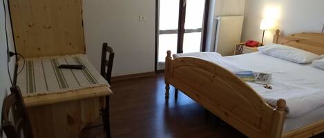 Edredons de pluma, escrivaninha, Wi-Fi de cortesia, roupa de cama