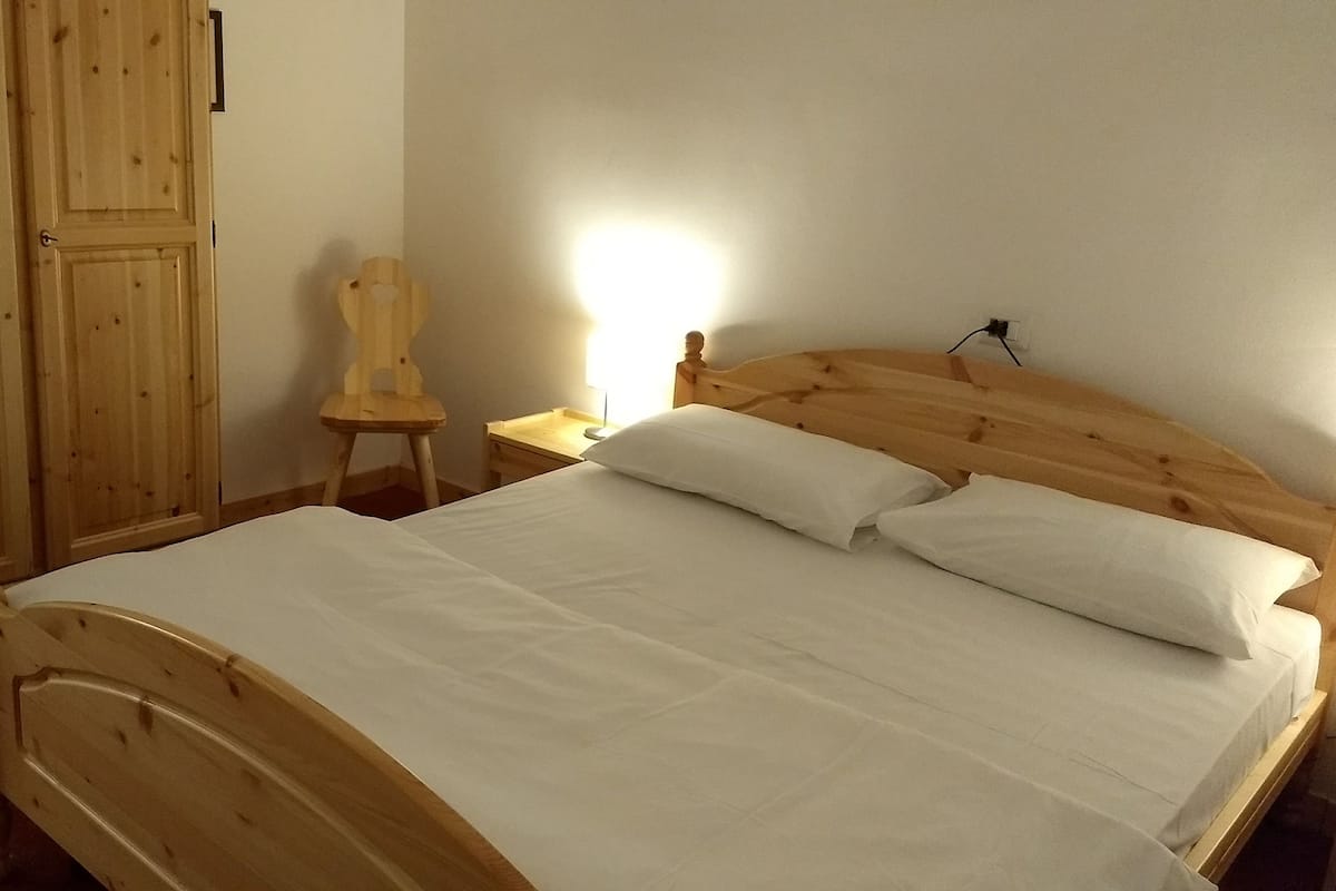 Copriletto in piuma, una scrivania, Wi-Fi gratuito, lenzuola