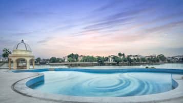 Una piscina al aire libre de temporada