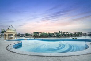 季节性开放的室外游泳池