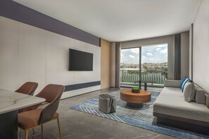 Premium Suite, 1 King Bed, Balcony
