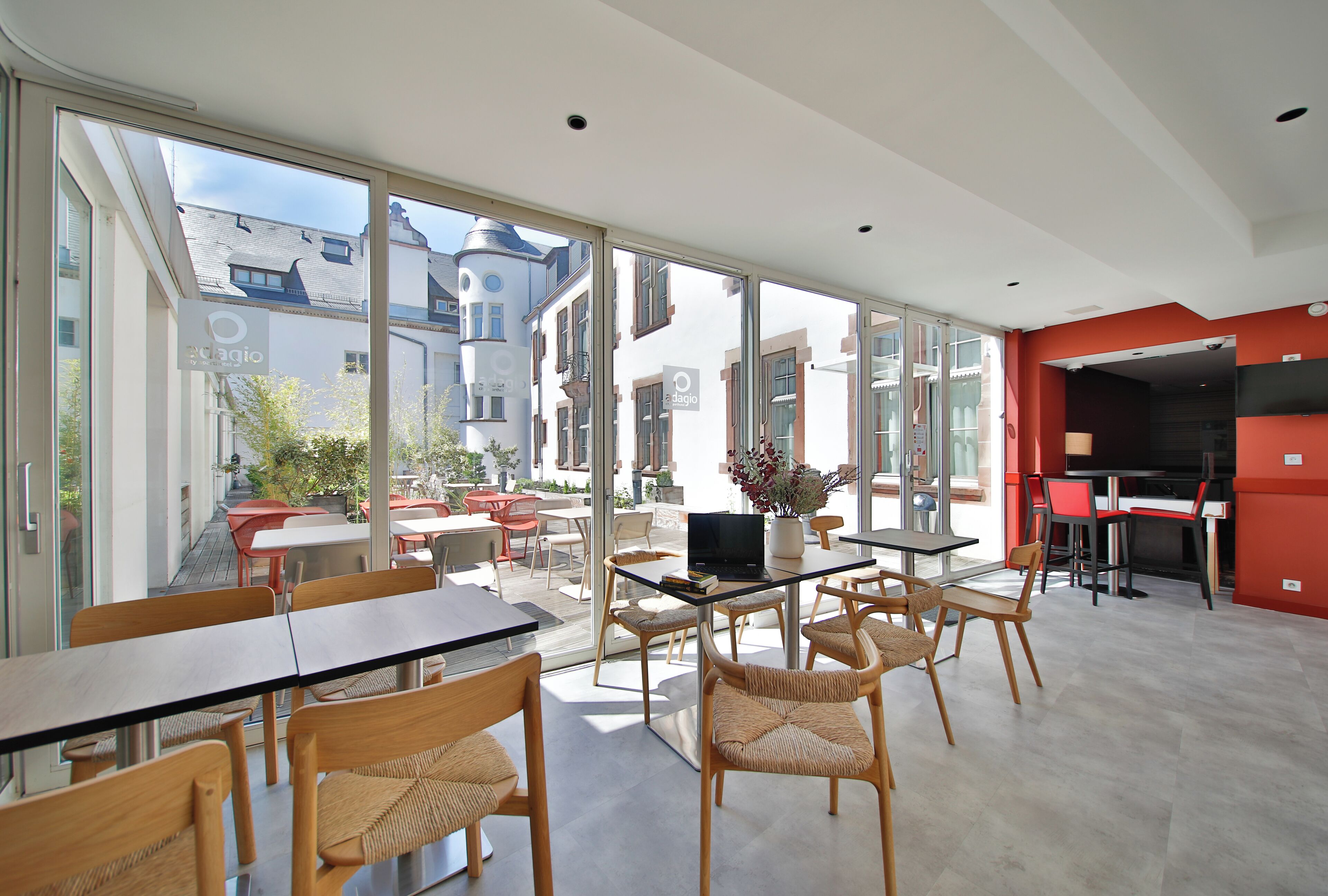 อาหารเช้าแบบบุฟเฟ่ต์ทุกวัน (EUR 16.90 ต่อคน)