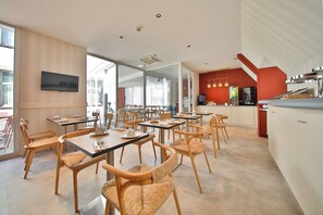 Desayuno buffet todos los días (con cargo)