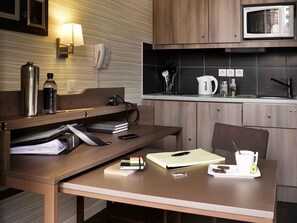Estudio, 1 cama doble | Caja fuerte, escritorio, sistema de insonorización