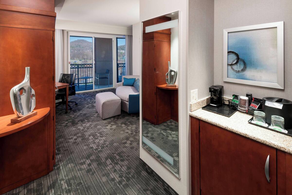 Ropa de cama de alta calidad y caja de seguridad en la habitación