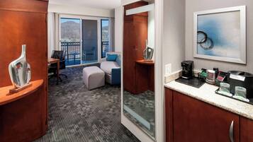 1 bedroom, premium bedding, in-room safe, desk