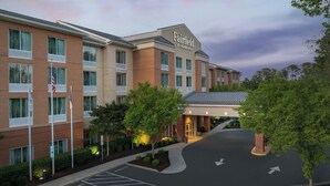 A Fairfield by Marriott hotel with a brick facade, multiple windows, and a parking lot. - Fairfield Inn & Suites by Marriott Wilmington/Wrightsville Beach (Wilmington)
