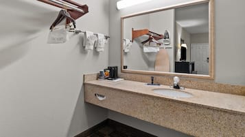 Kombinasi shower/bathtub dan perlengkapan mandi gratis